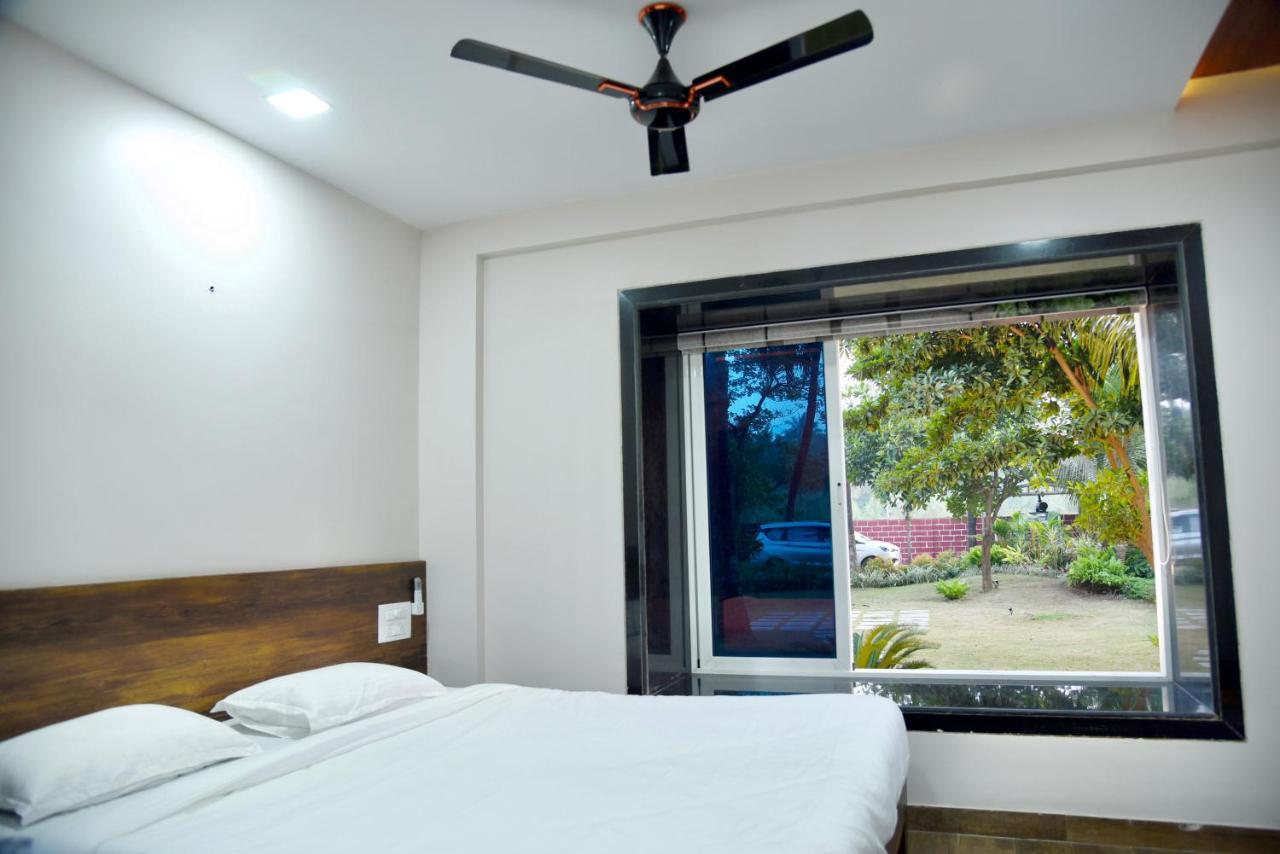 Jimmy Beach Resort Алибаг Экстерьер фото