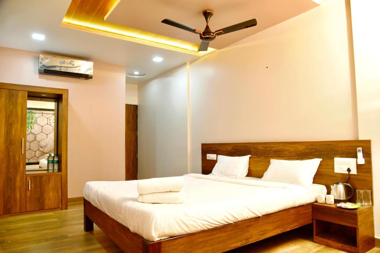 Jimmy Beach Resort Алибаг Экстерьер фото